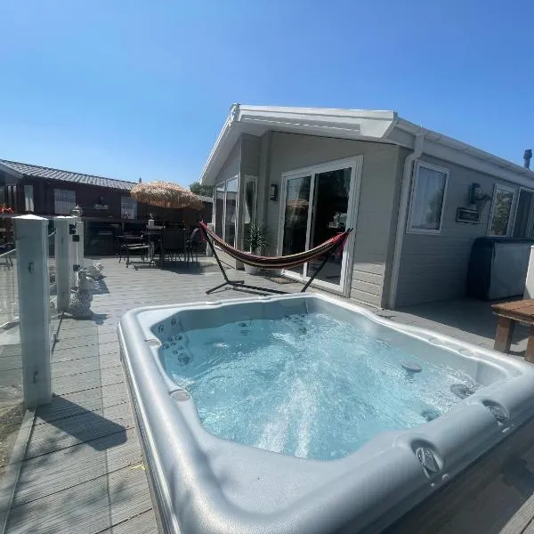 Indulgence lakeside lodge i1 with hot tub, private fishing peg situated at Tattershall Lakes Country Park, hotel in Tattershall