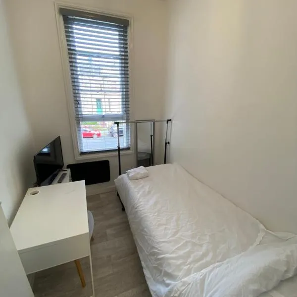 Small Single room walking distance to Hove Station, hotel in Woodmancote