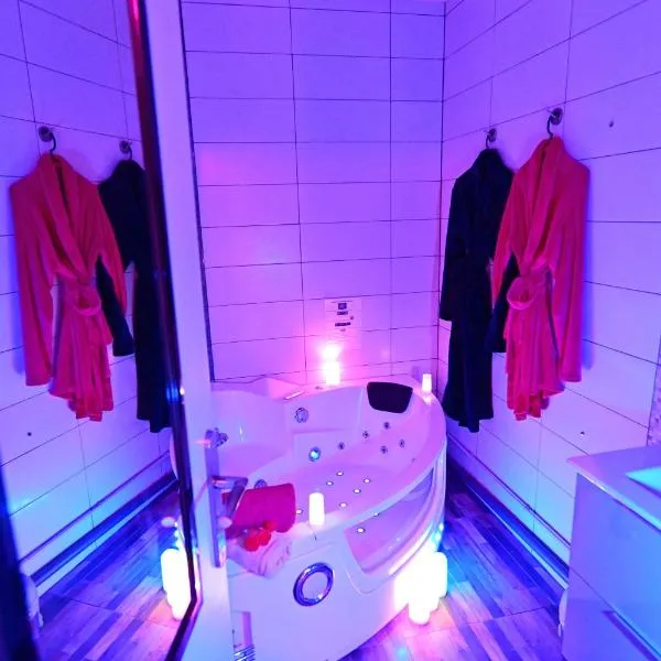 Luxe Sauna Privatif et Grand bain Jacuzzi à deux à Biscarosse Plage pour Nuit Romantique avec décoration LED et Bougies – hotel w mieście Biscarrosse