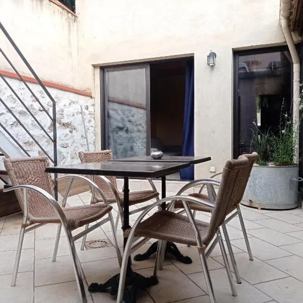 Maison de charme avec patio et terrasse de toit, hotel in Estagel