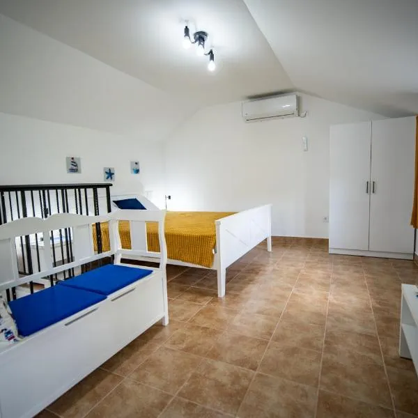Studio apartment Villa Radovic, hotel in Strp
