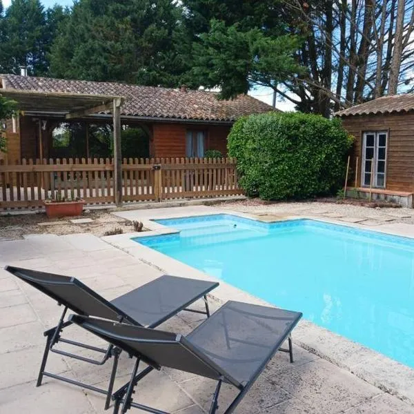 Gîte à la campagne avec piscine – hotel w mieście Saint-Barthélémy-dʼAgenais