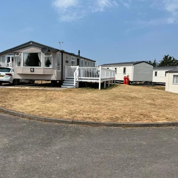 Beautiful caravan in Trecco Bay! 74 sycomore, hotel v destinaci Bridgend