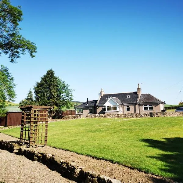 Private peacefull pet friendly converted country cottage, hotel in Keig