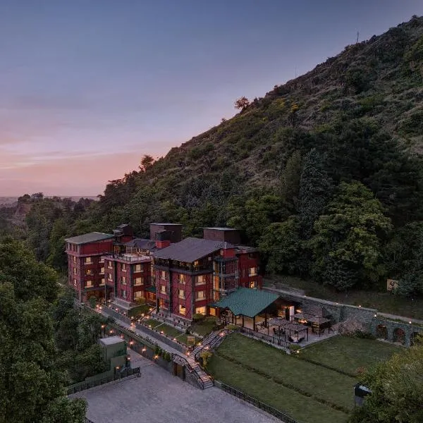 ์ค๋ฆฌ๋๊ฐ๋ฅด์ ์์นํ ํธํ
RK Sarovar Portico