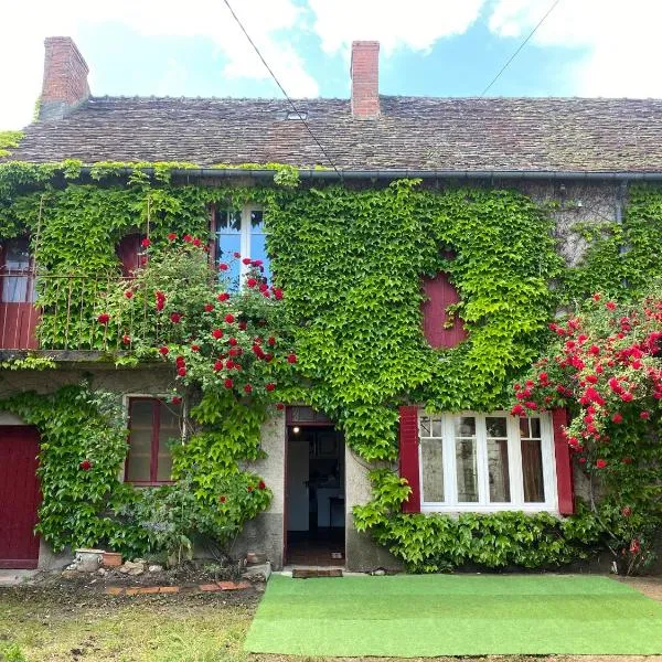 CHARMANTE MAISON DE CAMPAGNE DU 17ème siècle à Lilette avec Jacuzzi et proche rivière, hotel in Dangé