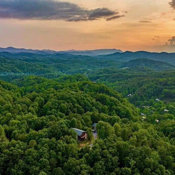 Panorama Mountain View Cabin, Less than 10 miles from Gatlinburg and Dollywood, Dog Friendly, 6 Bedrooms Sleeps 17, Fire Pit, HotTub, Washer Dryer, Fully loaded Kitchen, GameRoom with a TV, Pool Table, Arcade, Air Hockey, and Foosball, khách sạn ở Sevierville
