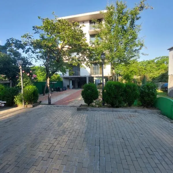 Green Terrace, מלון בAlambari