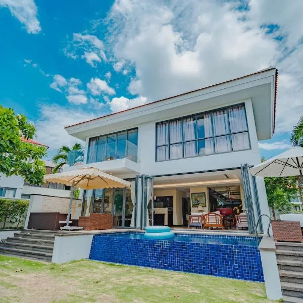 Emblem Sea 3 bedroom villas, hotel in Danang