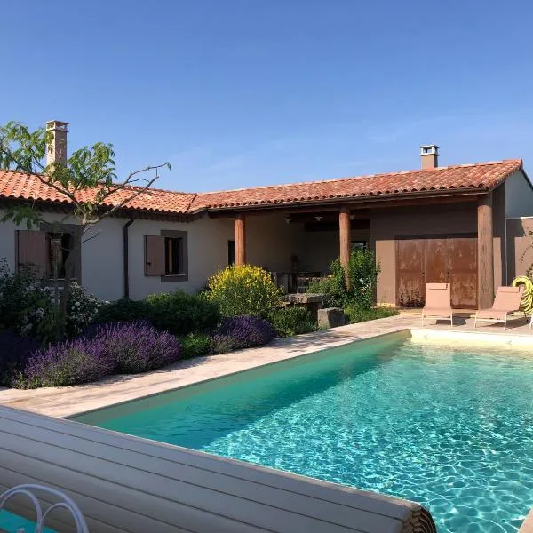 Villa d'architecte, 12 personnes, avec piscine, hotel v destinaci Faugères