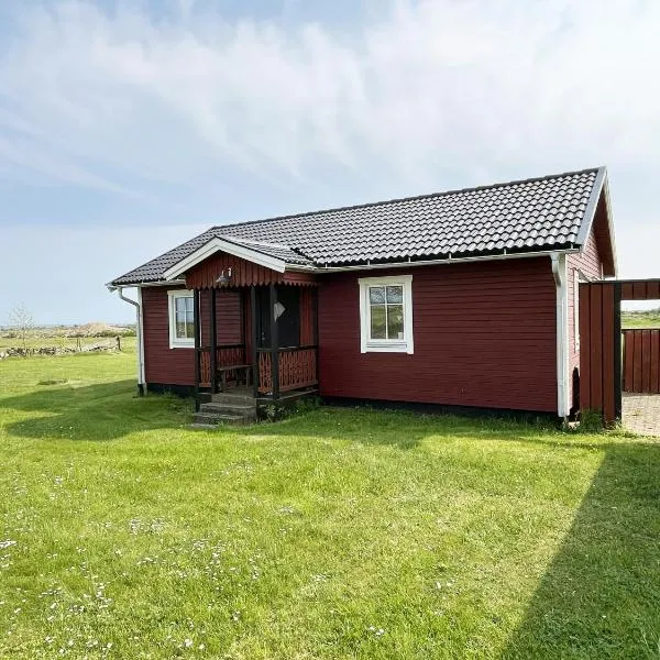 Red cozy cottage with sea view, hotel in Gammalsby