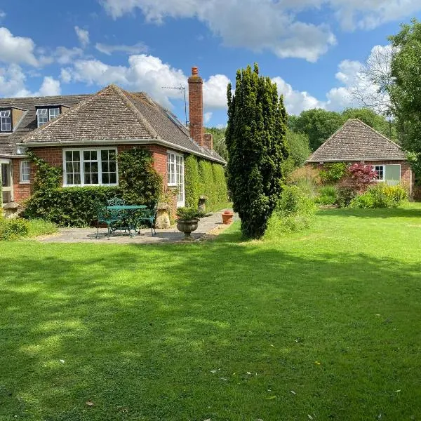 Rectory Bungalow Holiday Apartment, hotel in Lower Brailes