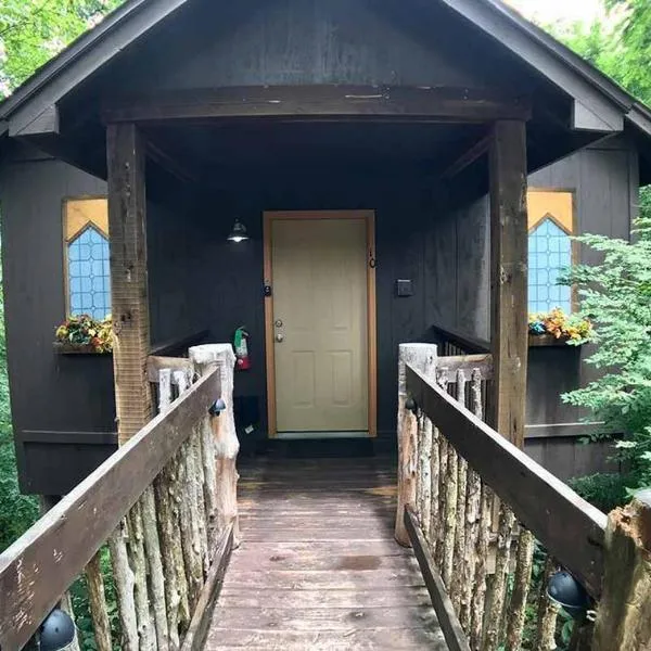 Abbey Chateau Treehouse #10 / Oak Crest cottages and treehouses, hotel en Eureka Springs