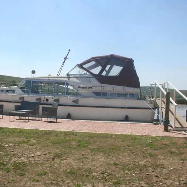The Rose - 37ft Lakeside Yacht with Hot Tub, hotel in Swansea