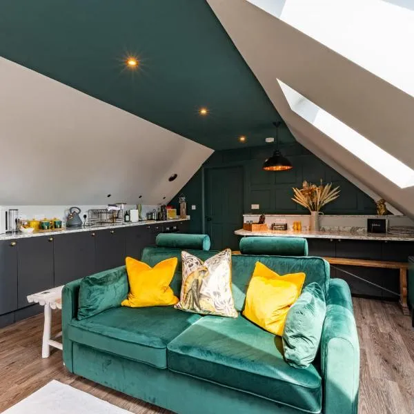 Stylish one bedroom Cotswold Coach House Tetbury, hotel in Tetbury