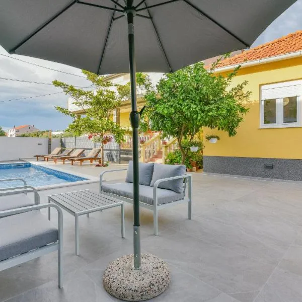 Holiday homEna with a heated pool, hotel in Bibinje