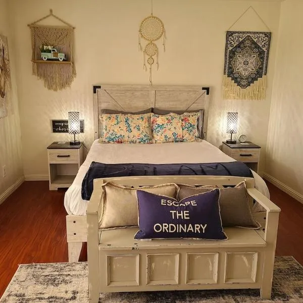 2bed 1 bath condo near Nellis afb & the strip, hotel in Las Vegas