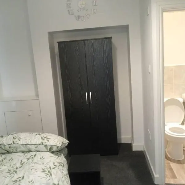 Ensuite double-bed (G1) close to Burnley city centre, hotel in Burnley