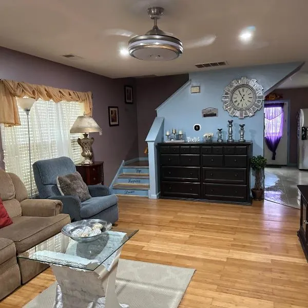 Colorful 3 bedrooms twin home near Center, hotel v destinaci Filadelfie