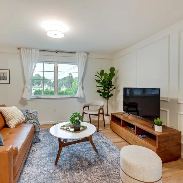 Walk to Shops & Dining: Glen Cove Apt w/ Yard!, hotel u gradu Glen Cove