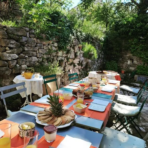 Les Roses Trémières, hotel v destinaci Bargème