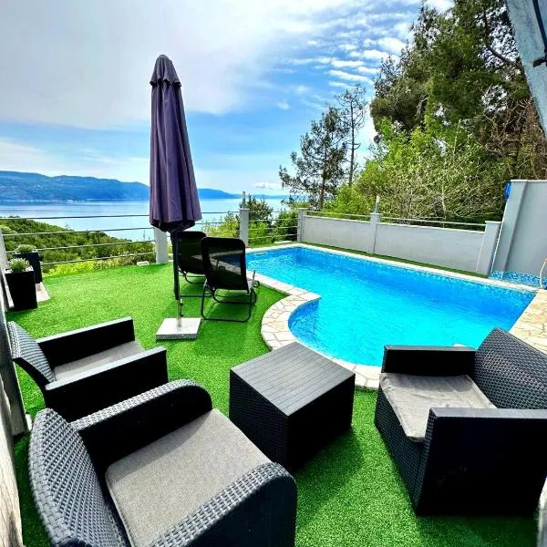 Apartments Plavčić, hotel in Plomin