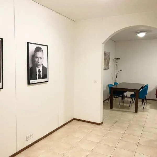 PIHLAJISTO 1 - Newly renovated Spacious 4-bedroom condo with patio, free parking、ヘルシンキのホテル