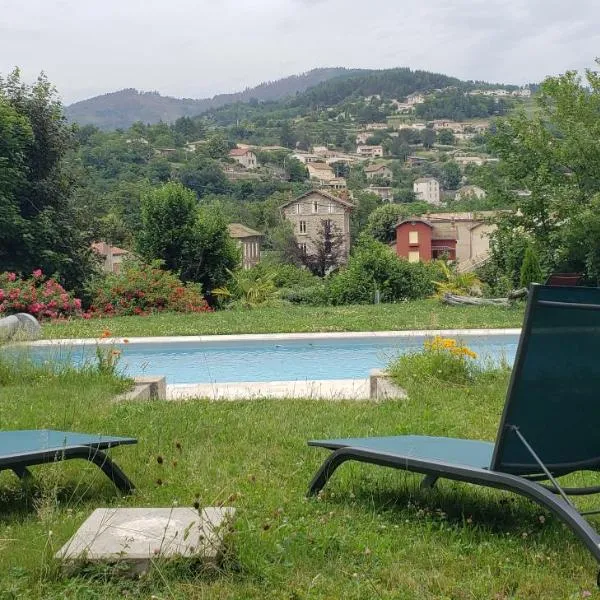 MaDolceVia Chambres d'hôtes au coeur de Lamastre, hotel in Châteauneuf-de-Vernoux