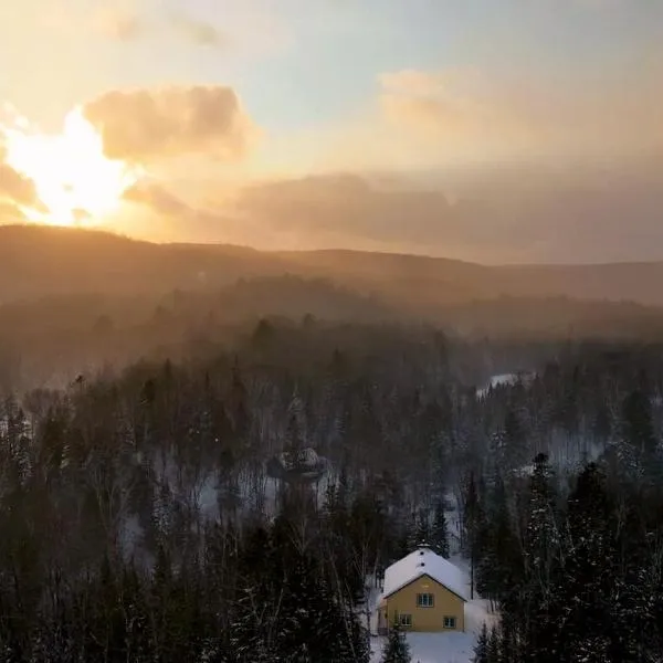 Chalet aux mille étoiles near Mt-Tremblant with Hot Tub、La Conceptionのホテル