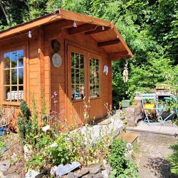 Tan y coed's Rosemary Cabin, hotelli kohteessa Llangerniew