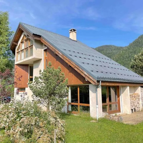 Superbe Maison d’Architecte au cœur du Vercors, hotel v destinaci Autrans