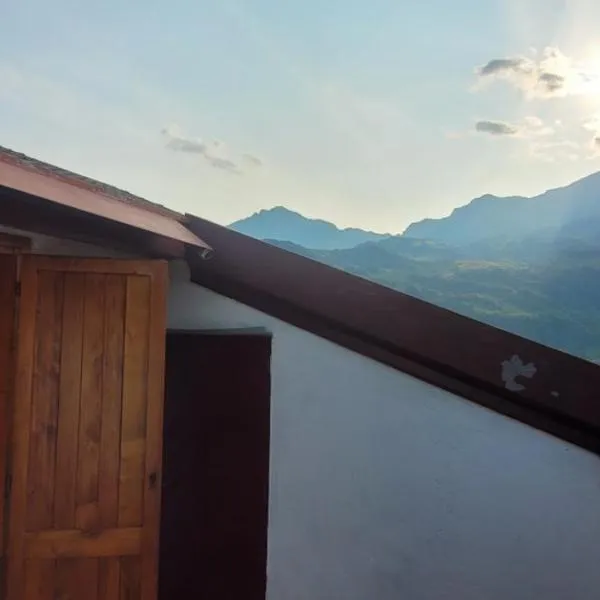 Spacious mountain view attic apartment, hotel u gradu 'Barzio'