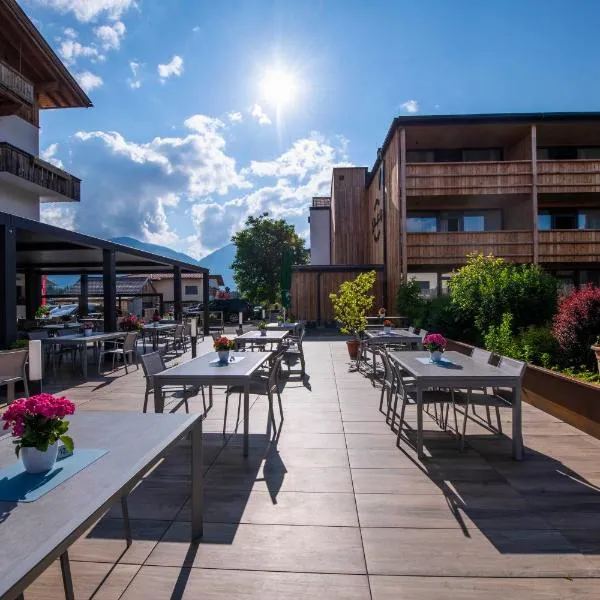 Der Dolomitenhof - Tristach, hotel in Oberlienz