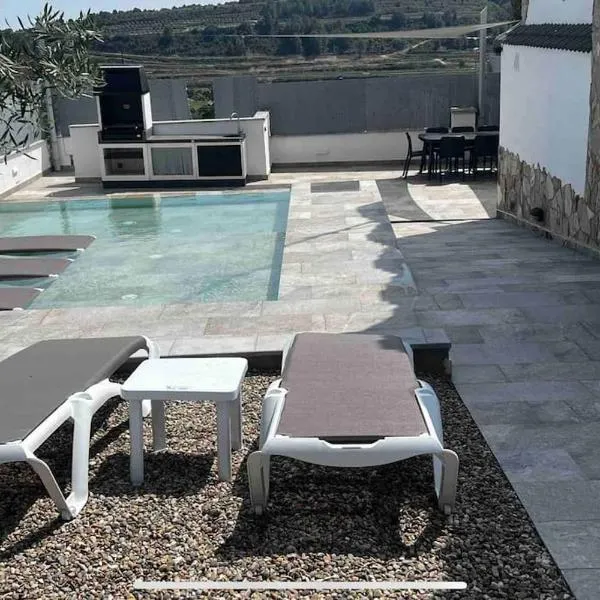 Villa Oasis entre Viñedos cerca de Barcelona con A A y piscina climatizada, ξενοδοχείο σε Caserío de Caʼn Rosell