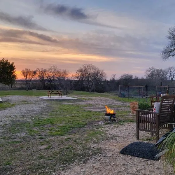 River RV, Romance Glamping Pup Paradise Riverside, hotel v destinaci Smithville