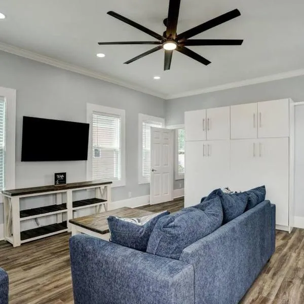 Renovated Beach Bungalow!, hotel in Galveston