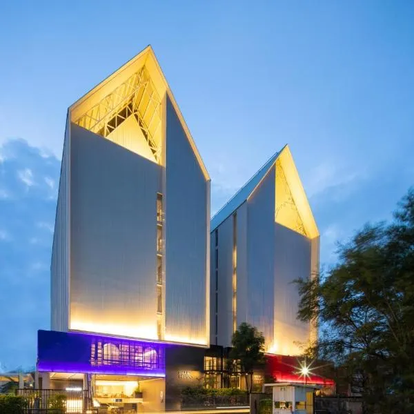Blue Hippo Hotel, hotel em Ban Khlong Samrong