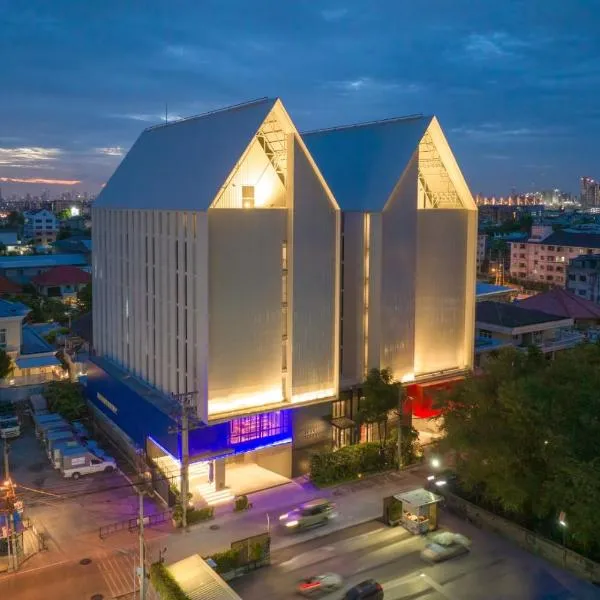 Blue Hippo & Red Crocodile Hotel, hotel em Bang Na
