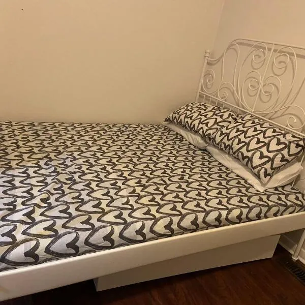 BUDGET Triple Room with En Suite Bathroom 36A, hotel in Toronto
