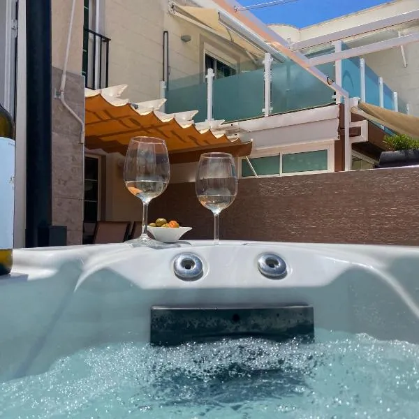 Spacious Apartment With Private Jacuzzi and Pool Access, hotel di Puerto Rico de Gran Canaria