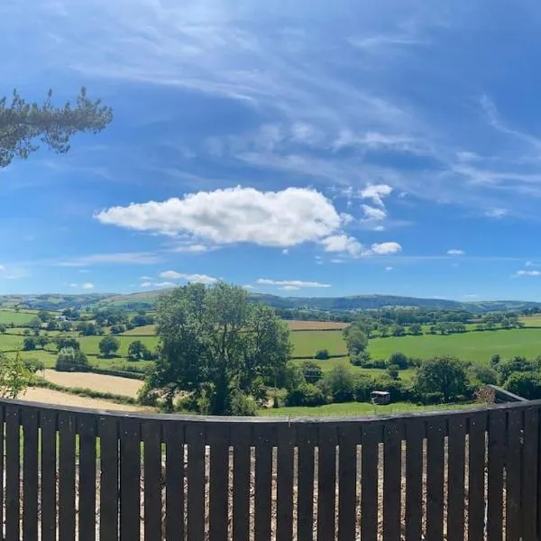 3 bedroom cottage with hot tub and stunning views, hotel en Llanfair Talhaiarn