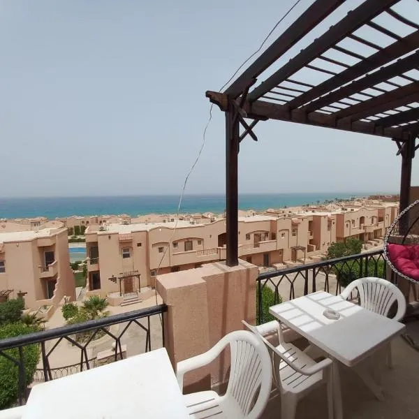 Sea Breeze شاليه مواجة للبحر Empire Resort العين السخنة, ξενοδοχείο σε Αΐν Σούχνα