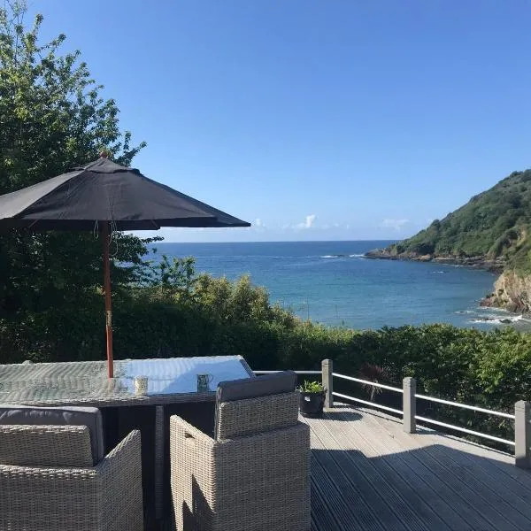 Beach Front House with Stunning Sea Views and Free Parking, hotel a Talland