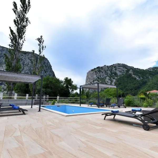 Villa Sophia with private swimming pool near the beach!, hotel in Zakučac