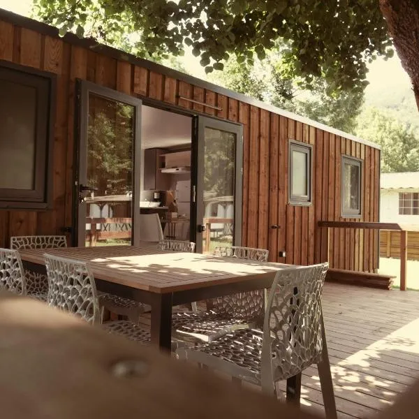 Camping pays de Beille, hotel v destinaci Les Cabannes