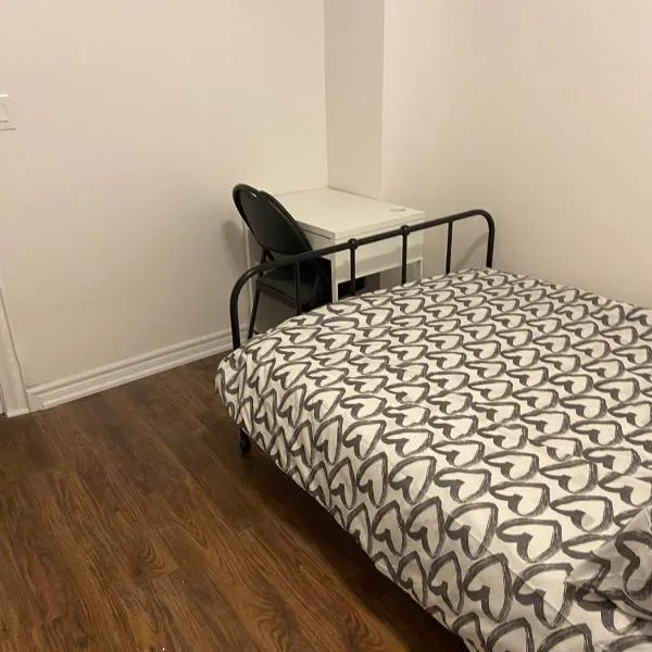 BUDGET Quad Room with En Suite Bathroom 36B, hotel in Toronto