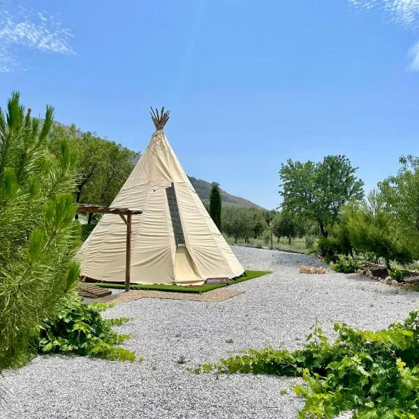 Boutique Teepee Sleeps 2 with Pool, hotel en Zújar