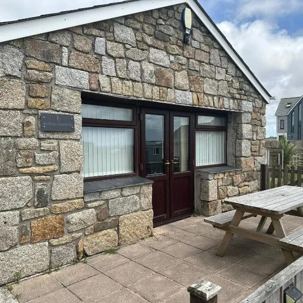 Wheal Frances-Beautifully Fitted Bungalow Helston Cornwall、ヘルストンのホテル