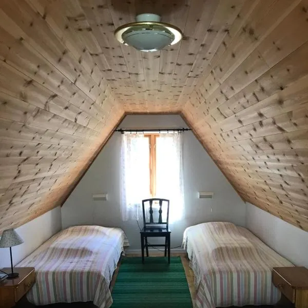 Gårdshus i lummig trädgård Klintehamn, hotel v destinaci Klintehamn