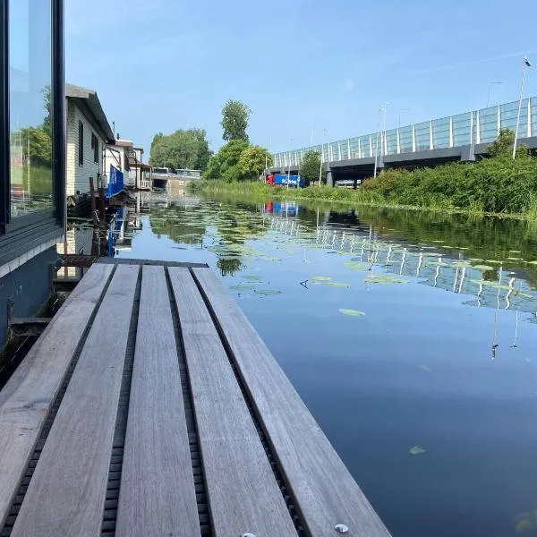 Unieke woonark met privétuin en free parking., hotel v Rotterdamu